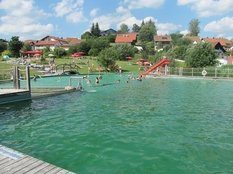 Abbildung 1: Naturfreibad Spiegelau im Sommer (Quelle: https://www.tripadvisor.de/Attraction_Review-g562770-d17762317-Reviews-Naturfreibad-Spiegelau_Lower_Bavaria_Bavaria.html)