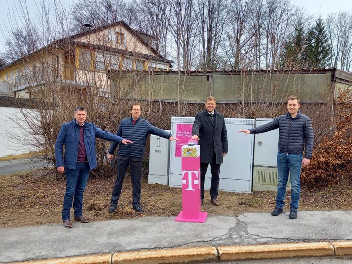 v.l.: Josef Markl, Dipl.-Ing. Josef Scherl (beide Telekom), Bürgermeister Dr. Olaf Heinrich  und Thomas Poxleitner (Bauamt Stadt Freyung)