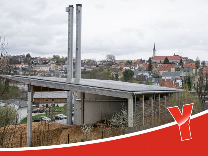 Über die PV-Anlage auf dem Dach wird der Strombedarf des Hackschnitzelheizwerks selbst produziert. Über die PV-Anlage auf dem Dach wird der Strombedarf des Hackschnitzelheizwerks selbst produziert.