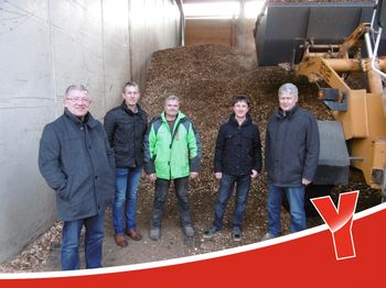 Die Verantwortlichen der ersten Stunde im Hackschnitzellager des Heizwerks: (von rechts) Geschäftsführer Josef Hilgart, Klimaschutzmanager Markus Linkenheil, Heizwart Fritz Scheibelberger, Betreiber des Heizwerks Baptist Resch, Fachplaner Manfred Sch Die Verantwortlichen der ersten Stunde im Hackschnitzellager des Heizwerks: (von rechts) Geschäftsführer Josef Hilgart, Klimaschutzmanager Markus Linkenheil, Heizwart Fritz Scheibelberger, Betreiber des Heizwerks Baptist Resch, Fachplaner Manfred Sch