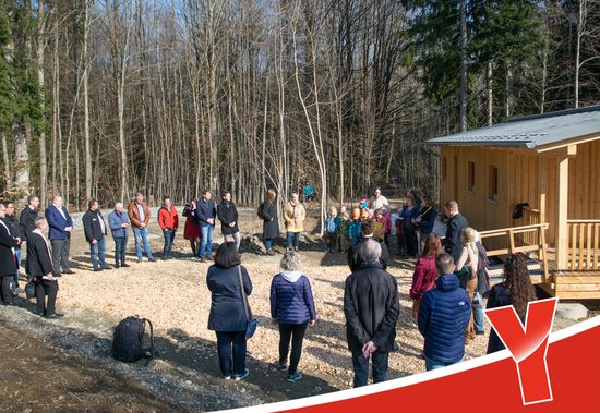 Bei strahlendem Sonnenschein fand sich eine ansehnliche Zahl an Gästen zur Einweihung der Hütte für die zweite Gruppe des Waldkindergartens zusammen