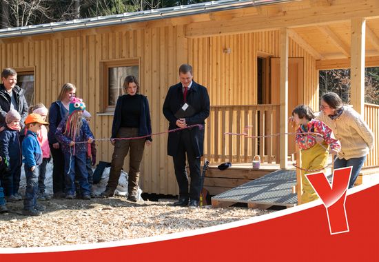 Beim feierlichen Lösen der Kordel und somit der Freigabe der neuen Hütte: Bürgermeister Dr. Olaf Heinrich sowie einige der Waldkindergartenkinder mit ihren Betreuerinnen