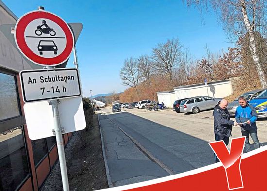 Durchfahrt verboten: An dieser Stelle darf nun an Schultagen von 7 bis 14 Uhr nicht mehr von oben in die Straße entlang der Schwimmhalle eingebogen werden, wie Anton Grünzinger (Bauamt Stadt Freyung) und Martin Resch (PI Freyung) erklären.