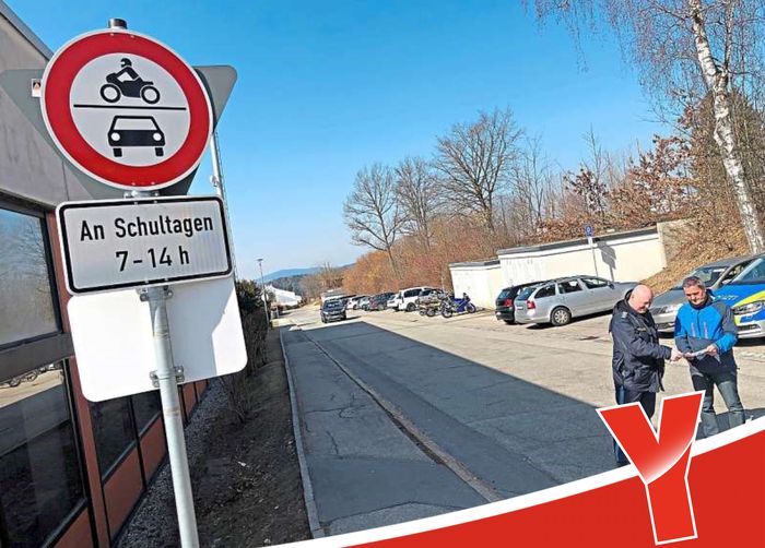Durchfahrt verboten: An dieser Stelle darf nun an Schultagen von 7 bis 14 Uhr nicht mehr von oben in die Straße entlang der Schwimmhalle eingebogen werden, wie Anton Grünzinger (Bauamt Stadt Freyung) und Martin Resch (PI Freyung) erklären. Durchfahrt verboten: An dieser Stelle darf nun an Schultagen von 7 bis 14 Uhr nicht mehr von oben in die Straße entlang der Schwimmhalle eingebogen werden, wie Anton Grünzinger (Bauamt Stadt Freyung) und Martin Resch (PI Freyung) erklären.