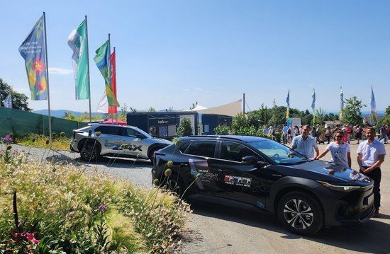 Birgit Pichert gemeinsam mit dem technischen Leiter des Bauamts Lothar Ilg (links) sowie Geschäftsleiter Michael Pradl (rechts) bei der Übergabe des Toyota bZ4X vor dem Gelände der Landesgartenschau in Freyung.