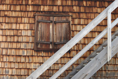 Altes Haus von außen mit Holz verkleidet und einer alten Holztreppe