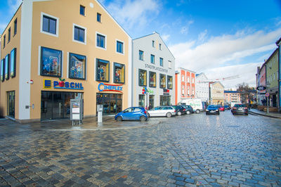 Stadplatz Freyung mit vielen Autos und großen Geschäften und dem Kino