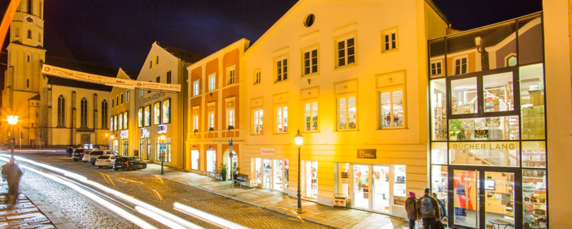 Einkaufspassage am Stadtplatz von Freyung bei Nacht mit vielen Lichtern