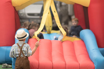 Kinder spielen ausgelassen auf einer großen Hüpfburg