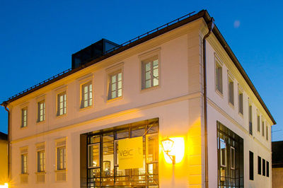 Außenansicht des Restaurant Veicht in einem großen, weißen Altbauhaus