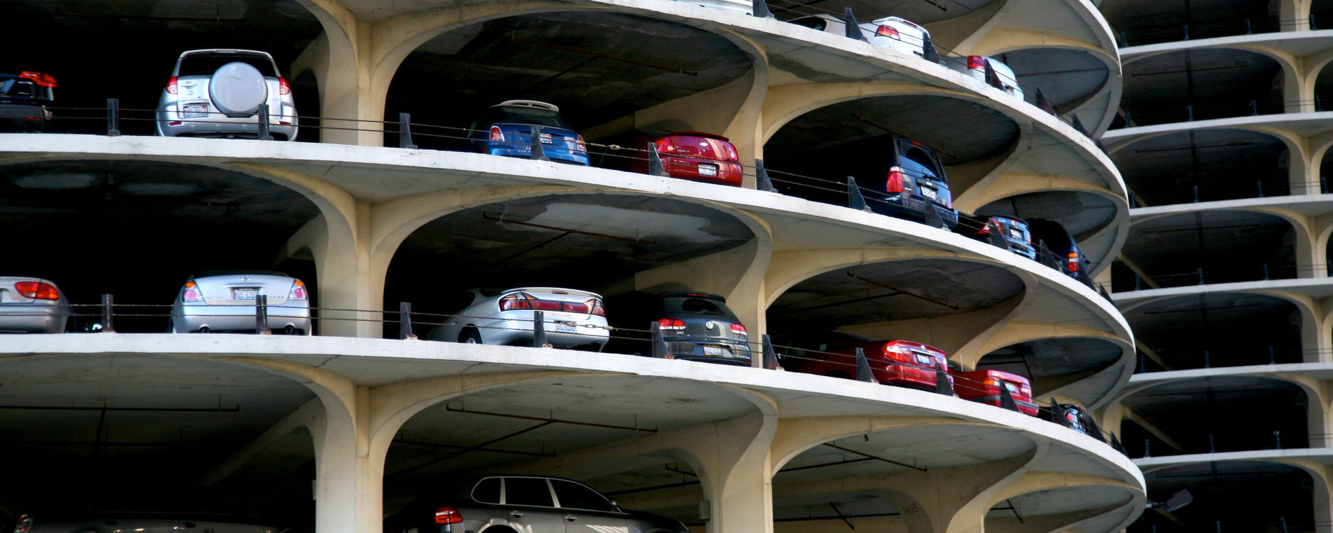 Parkhaus von außen mit vielen Autos