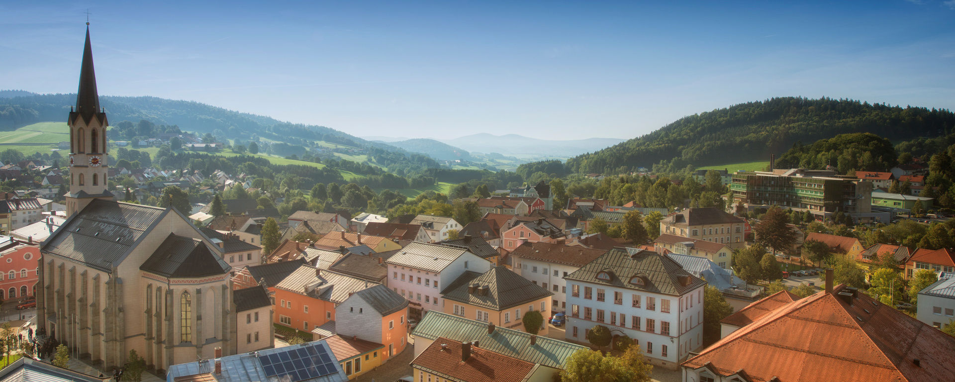 Freyung von oben mit vielen großen Häusern und verschiedenen Farben