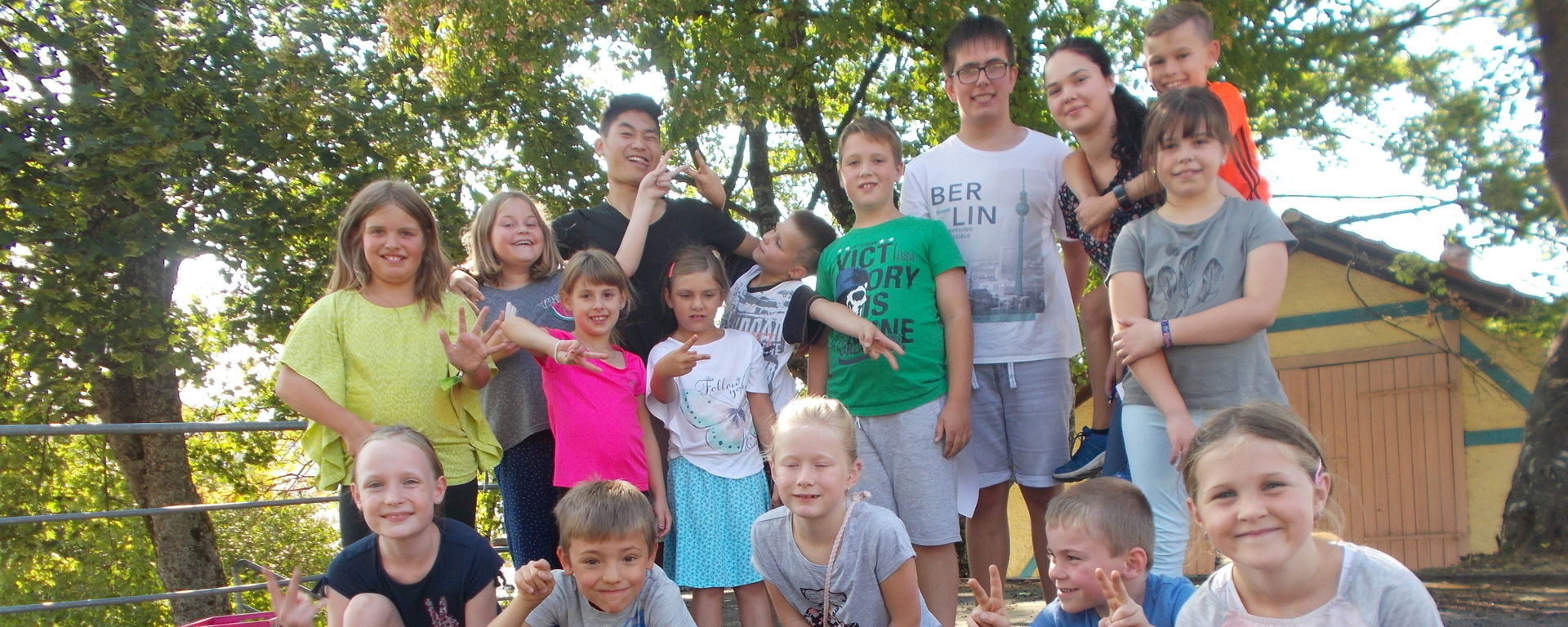 Eine Gruppe von Kindern die Spaß beim Ferienprogramm haben