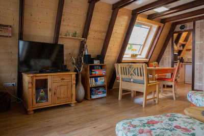 Wohn- und Essbereich mit viel Holz gestaltet und Blick zur Küche