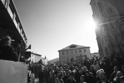 Viele Menschen im Stadtplatz bewundern die geschmückten Faschingswagen