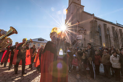 Fasching Umzug mit vielen verkleideten Menschen und einer Kapelle