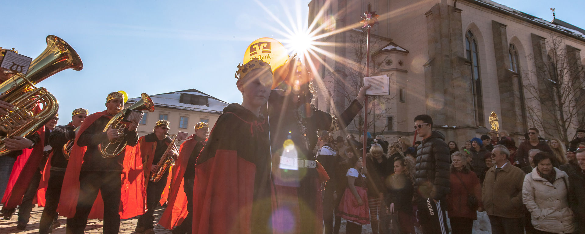 Fasching Umzug mit vielen verkleideten Menschen und einer Kapelle