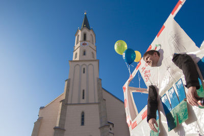 Verkleideter Mann auf einem Umzugswagen