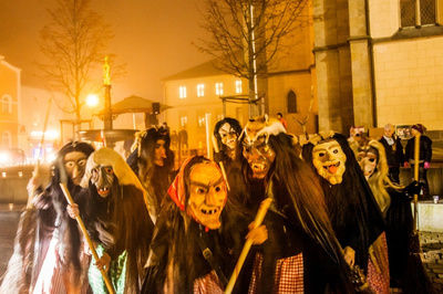 Hexen Perchten bei der Lousnacht am Stadtplatz