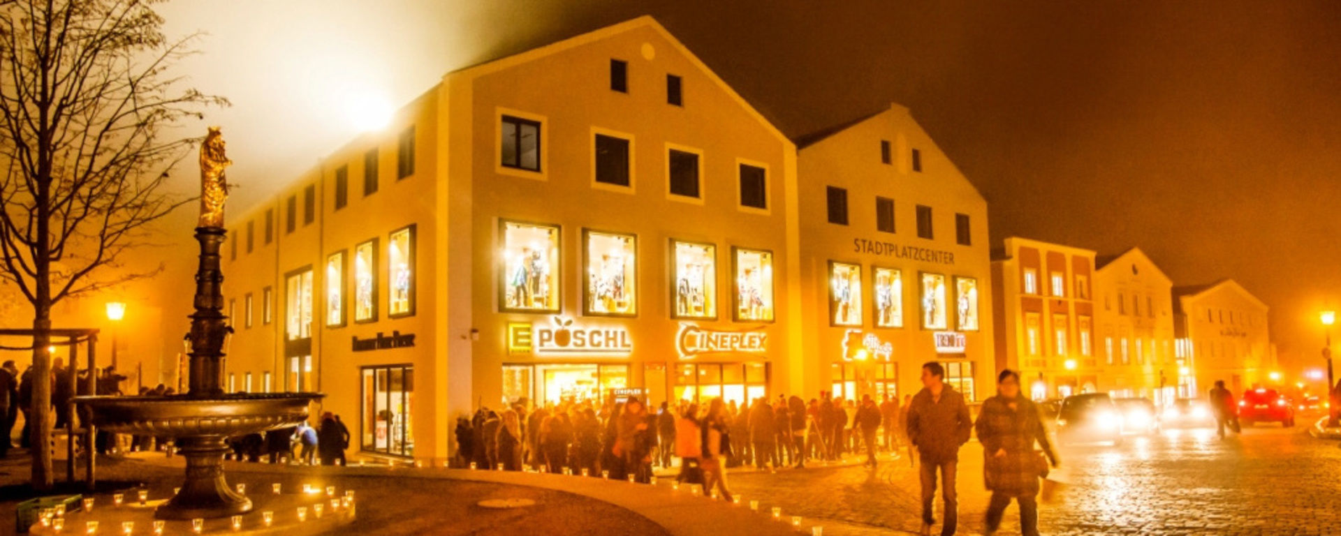 Stadplatz bei Nacht mit vielen Teelichtern während der Hexennacht