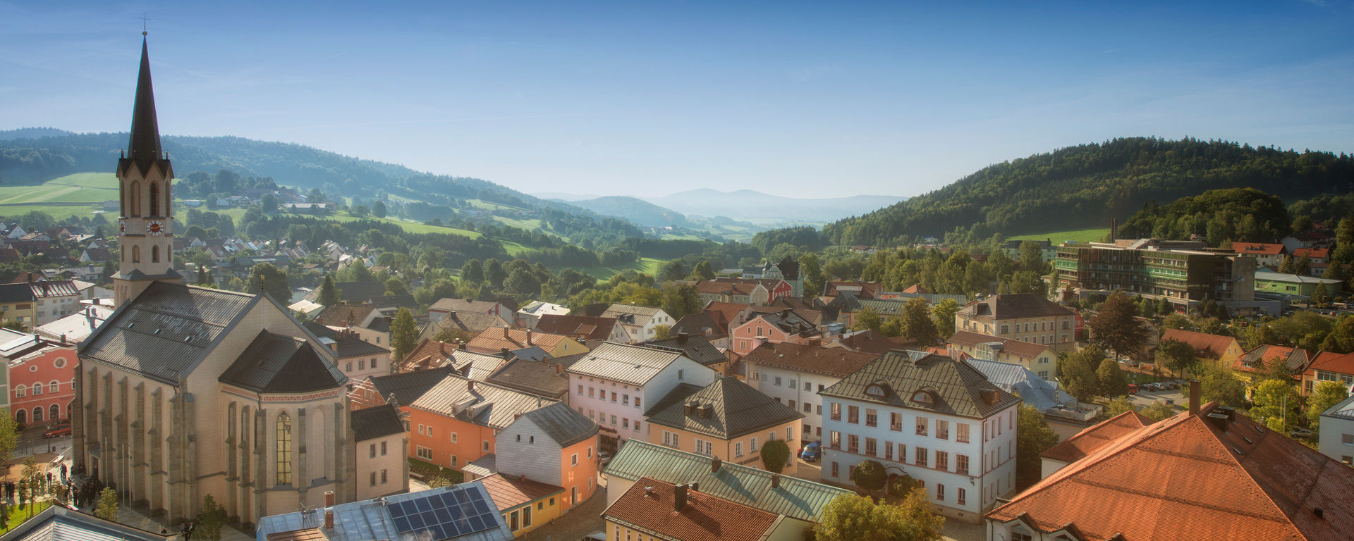 Der Stadtplatz von Freyung aus der Vogelperspektive bei strahlend blauem Himmel