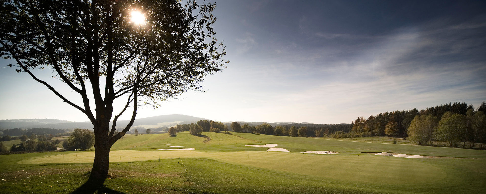 Golfplatz in Freyung bei schönem Wetter und grünen Wiesen