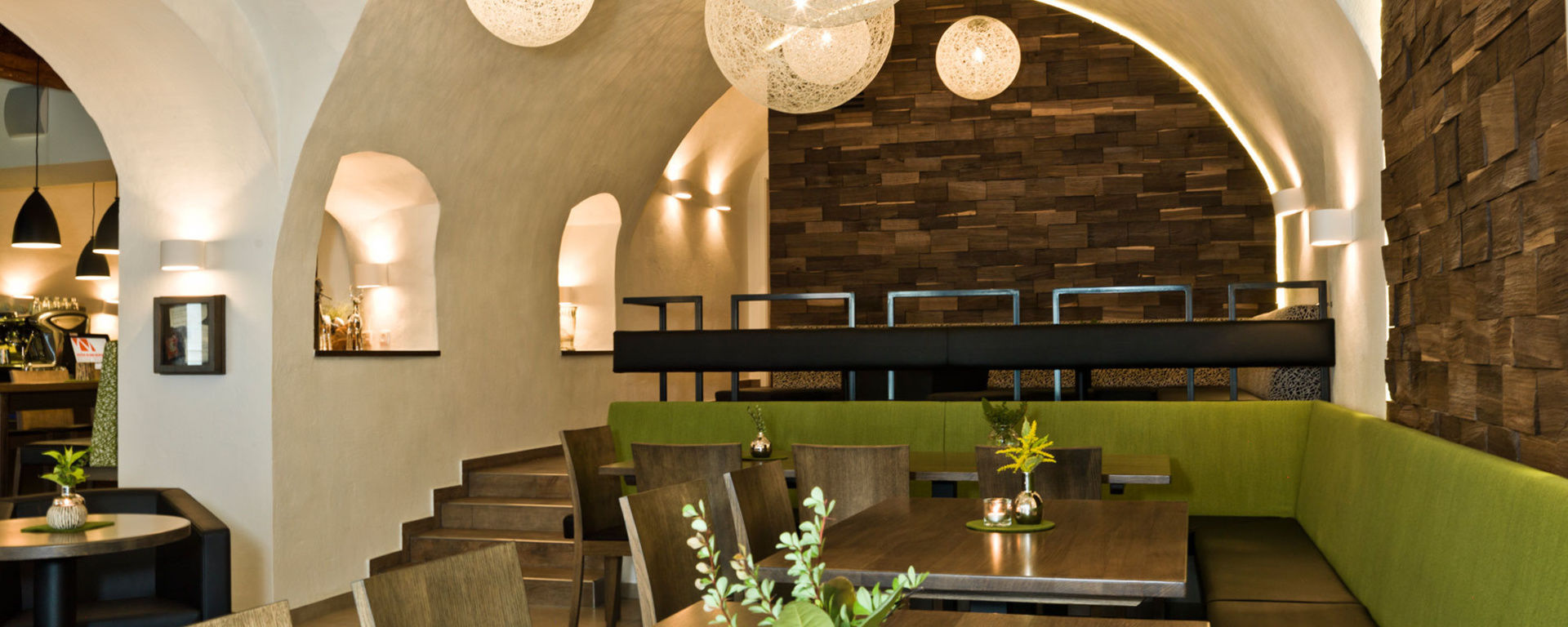 Moderner Innenraum eines Restaurants mit braunen Stühlen und grünen Lehnen