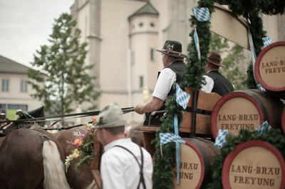 Kutschgespann der Brauerei mit Bierfässern und schön geschmückten Pferden