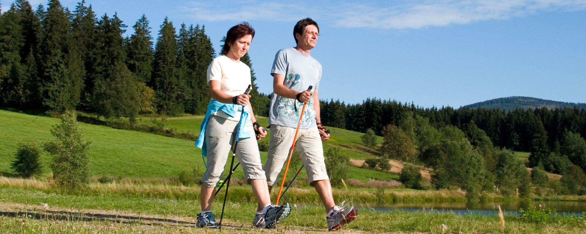 Pärchen beim nordic Walking auf einen schönen Weg