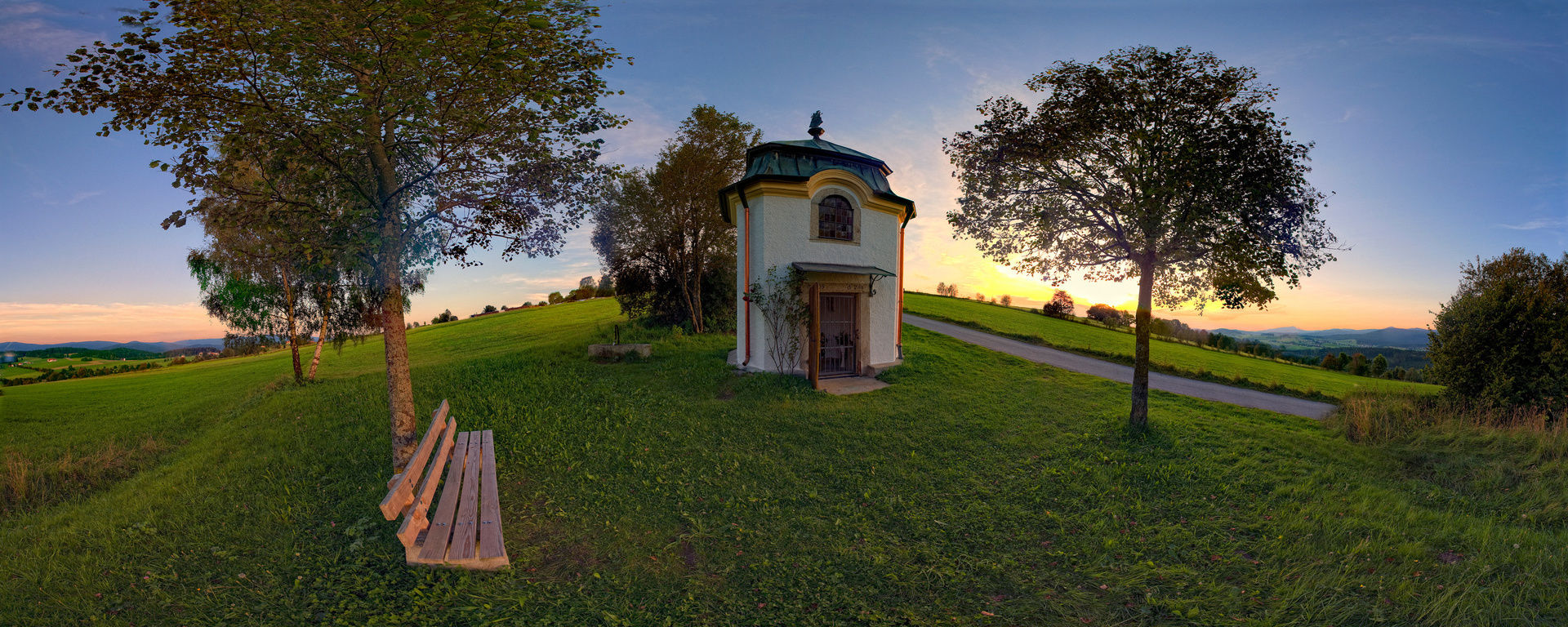 Pilgerstation in Freyung mit kleiner Kapelle und Bank mit tollem Ausblick in die Berge