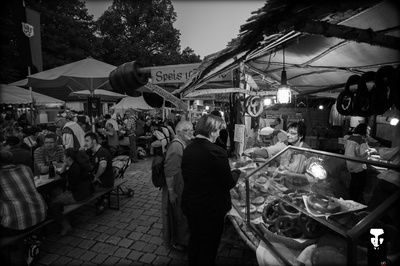 Großer Verkauf von historischen Spezialitäten auf dem Stadtplatz