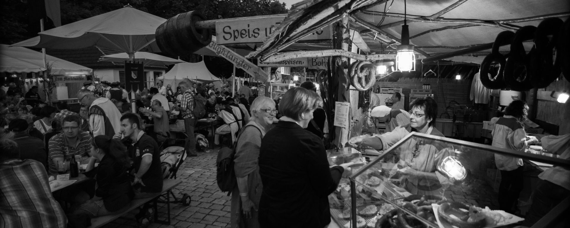 Großer Verkauf von historischen Spezialitäten auf dem Stadtplatz