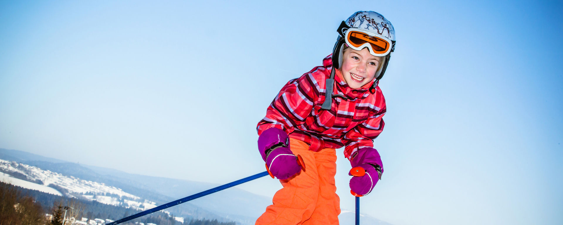 Kleines Mädchen bei den ersten Skiübungen