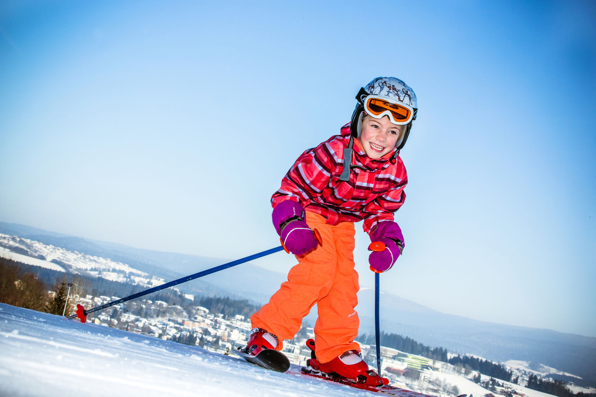 Маленькие лыжники. Лыжный спорт дети. Горнолыжный спорт дети. Дети на горных лыжах. Мальчик на лыжах.