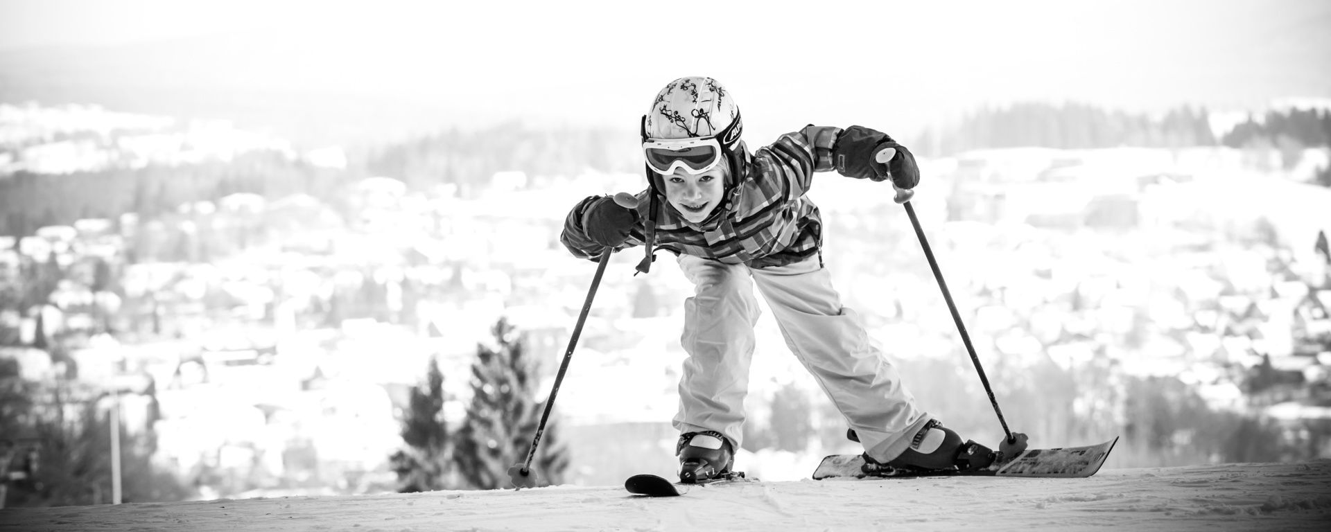 Kleines Mächden lacht bei den ersten Skiübungen