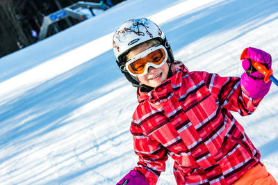 Mädchen hat Spaß beim Skifahren