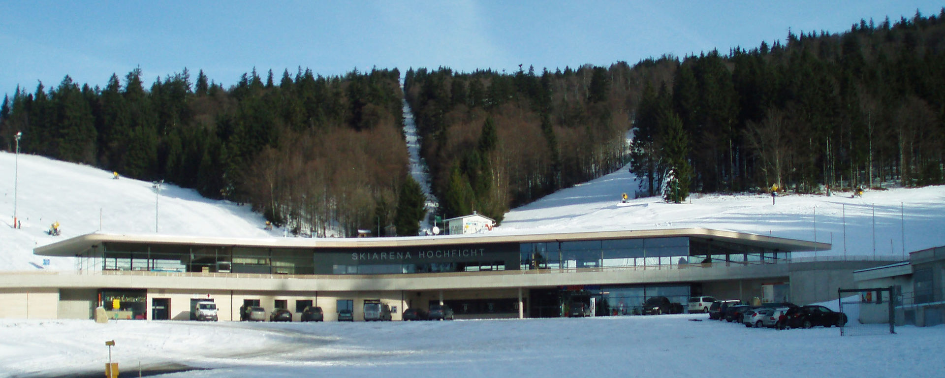 Skiarena mit vielen verschiedenen großen Pisten