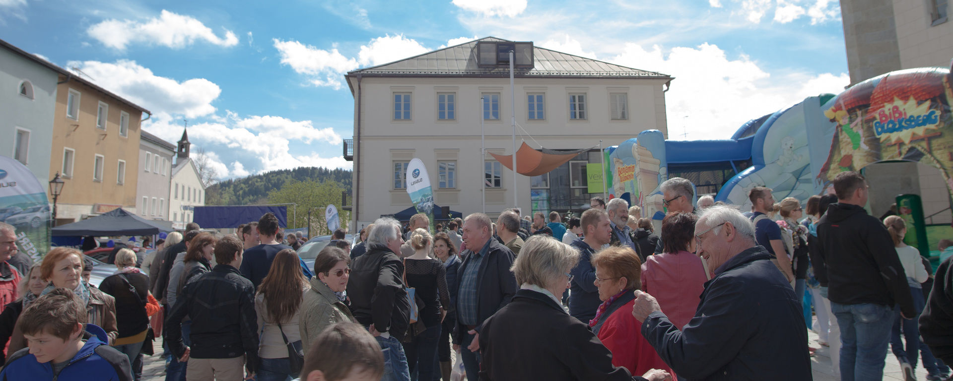 Viele Menschen beim verkaufsoffenen Sonntag am Stadplatz mit vielen Ständen und Attraktionen