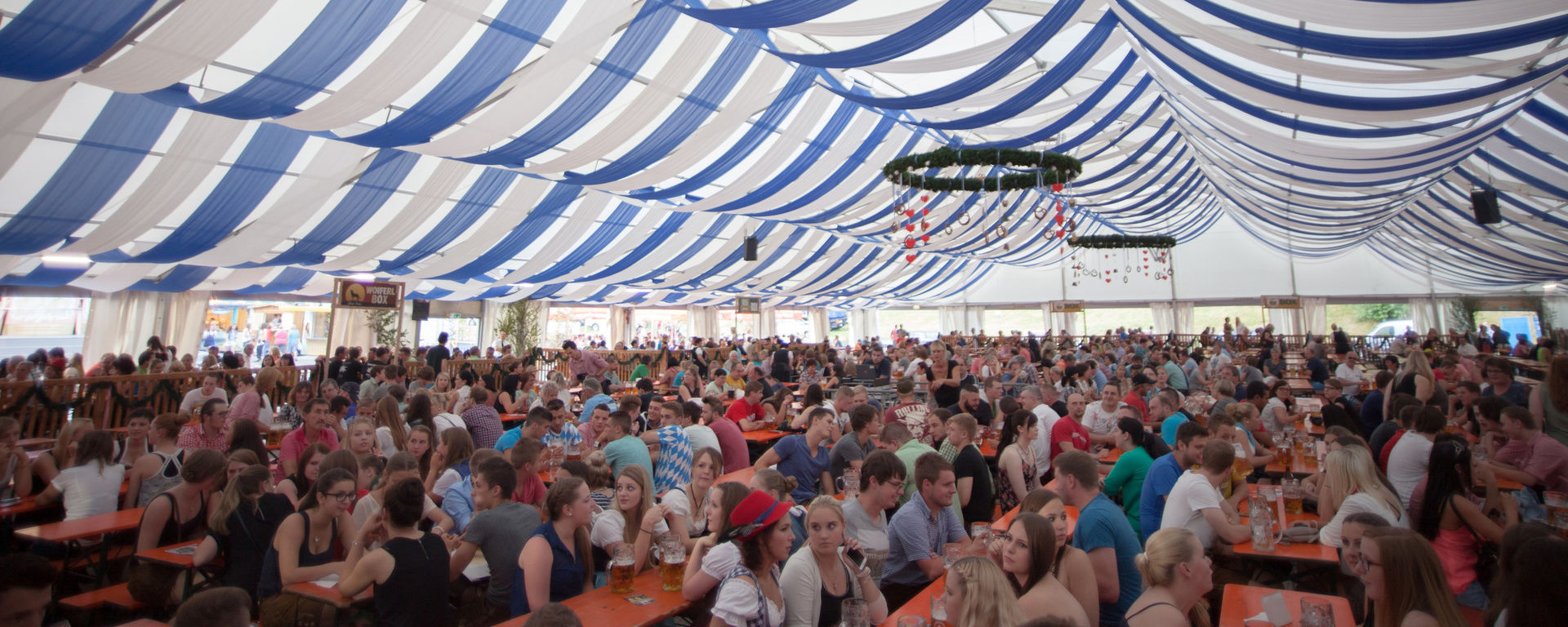 Ausgelassene Stimmung mit vielen Menschen im Bierzelt während des Volksfestes in Freyung