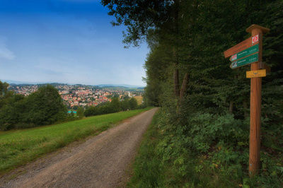 Pilgerweg entlang Freyung mit Blick auf die Stadt