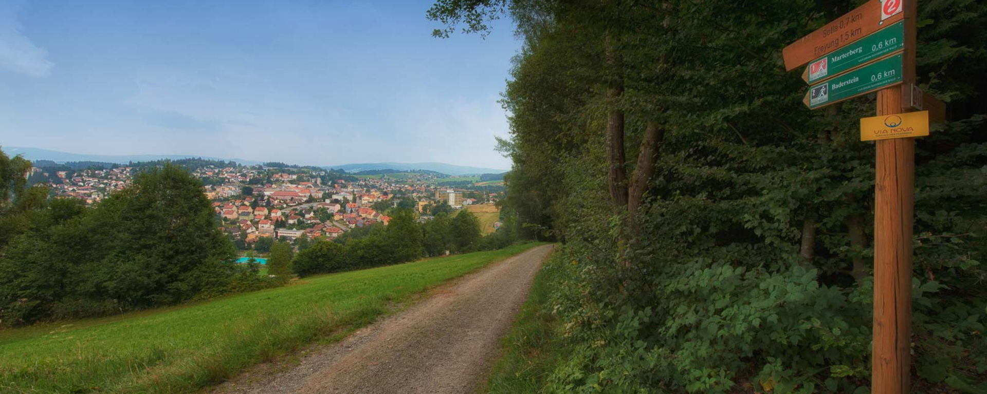 Pilgerweg entlang Freyung mit Blick auf die Stadt