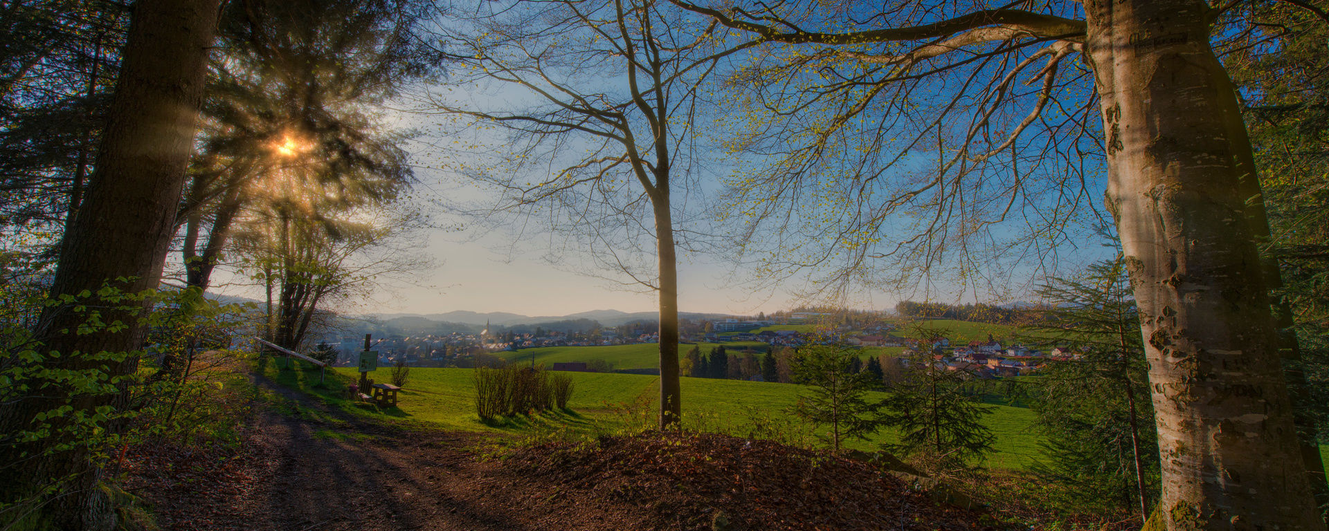 Pilgerstation mitten im Wald mit Blick auf die Stadt