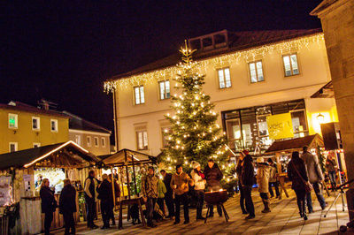 Christkindlmarkt Weihnachtsmarkt Freyung mit vielen Menschen und Verkaufsständen bei Nacht