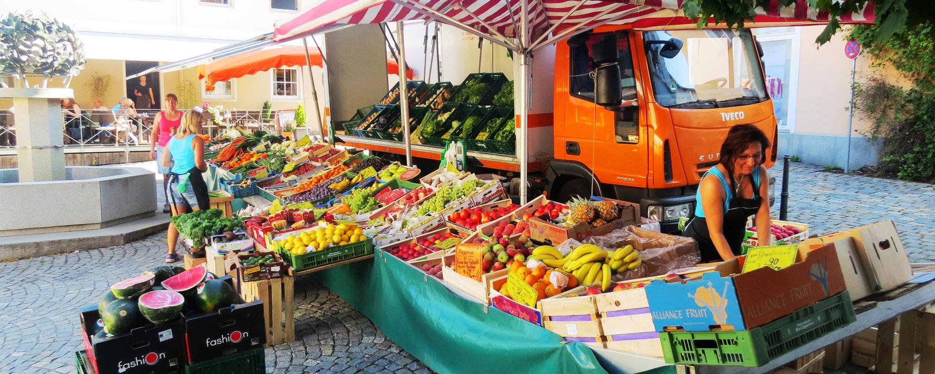 Wochenmarkt mit frischen Früchten und Obst