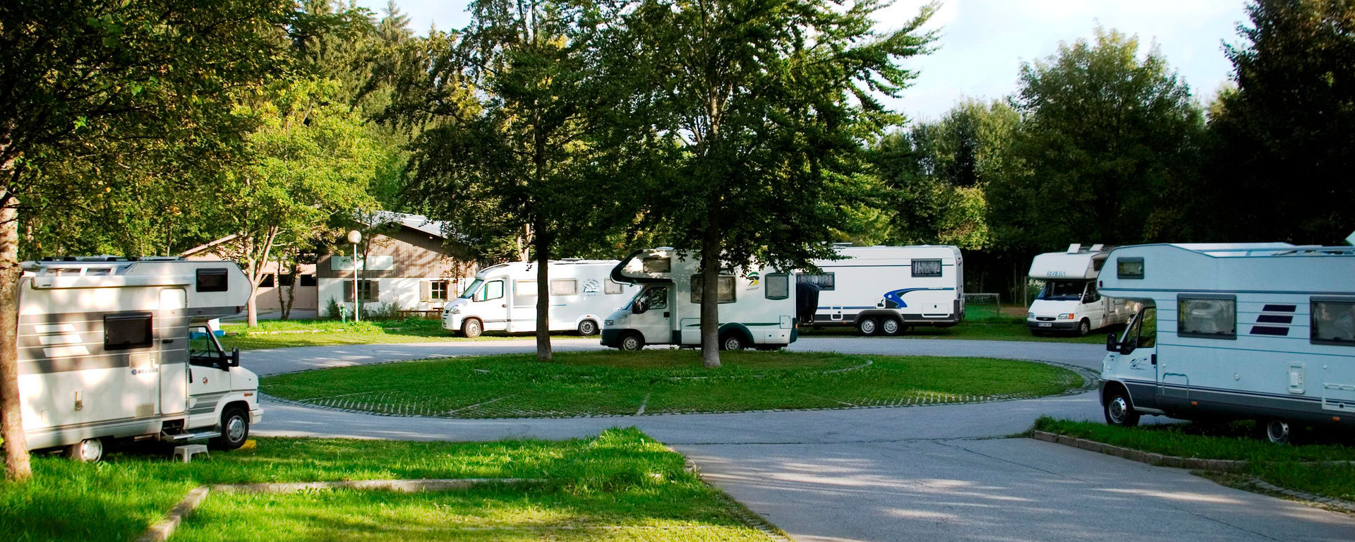 Vielen Wohnmobile auf einem Wohnmobilstellplatz